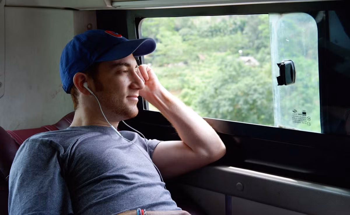 Drew thư giãn khi ngồi trên xe trong lúc ở Việt Nam. (Nguồn ảnh DB)