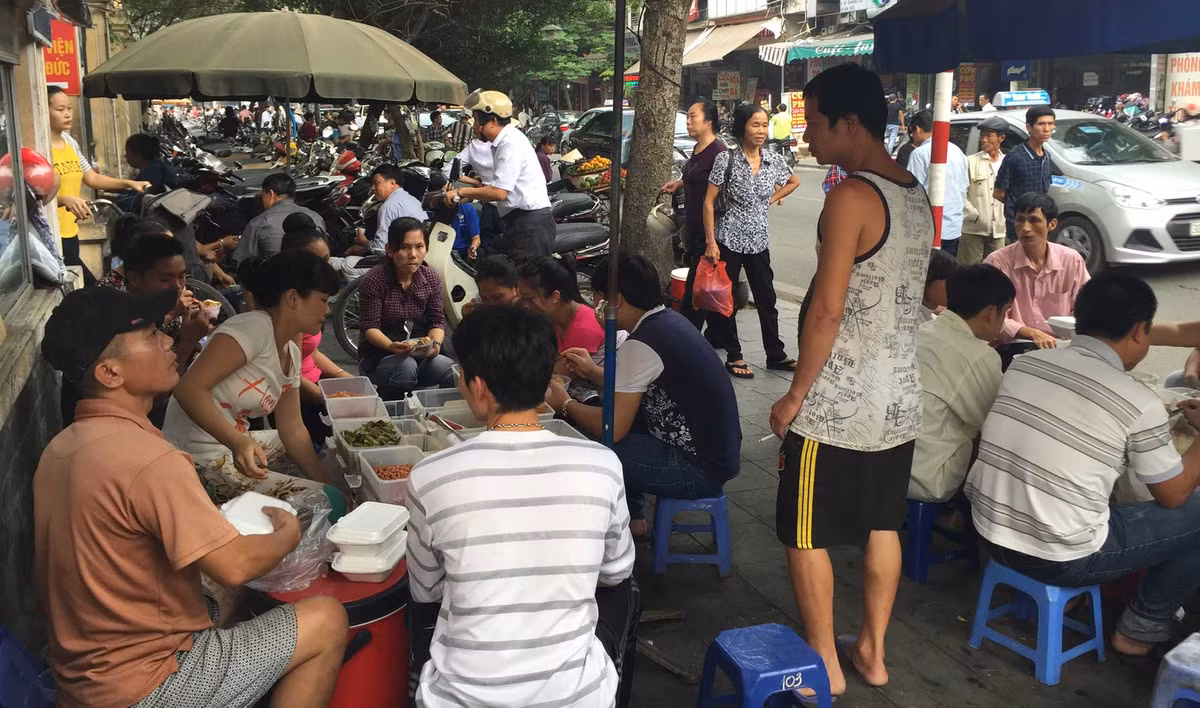 Những quán ăn vỉa hè cũng là một nét đặc trưng ở đất nước Việt Nam.