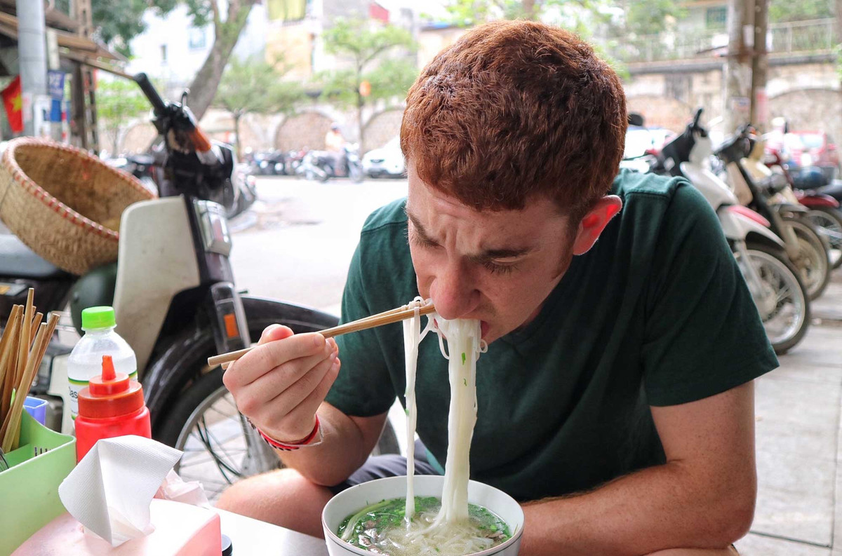 Drew còn thử món bún phở nổi tiếng ở Việt Nam.