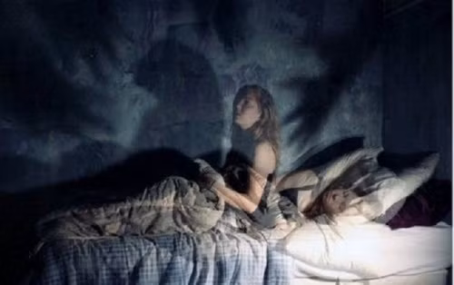 Mơ thấy bạn bị biến thành ma, quỷ: Thường khi nằm mơ thấy điều này đồng nghĩa với việc bạn đang cảm thấy tuyệt vọng trong cuộc sống. Ảnh: saostar.vn.