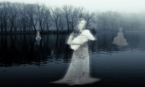 Mơ thấy bị ma đuổi hoặc bị ma quỷ dồn dập tấn công: Nếu như bạn bị ma đuổi trong giấc mơ thì rất có thể, bạn sẽ rơi vào cạm bẫy của kẻ thù mà bạn coi là tri kỉ từ trước. Nếu như bạn bị ma quỷ tấn công dồn dập trong mơ thì bạn sẽ gặp chuyện nguy hiểm tới tính mạng của bản thân mình. Hoặc nếu bạn mơ thấy yêu quái đang đuổi theo mình thì nghĩa là sẽ có chuyện phiền toái xảy ra với bạn trong thời gian sắp tới. Ảnh: kienthuc.net.vn.