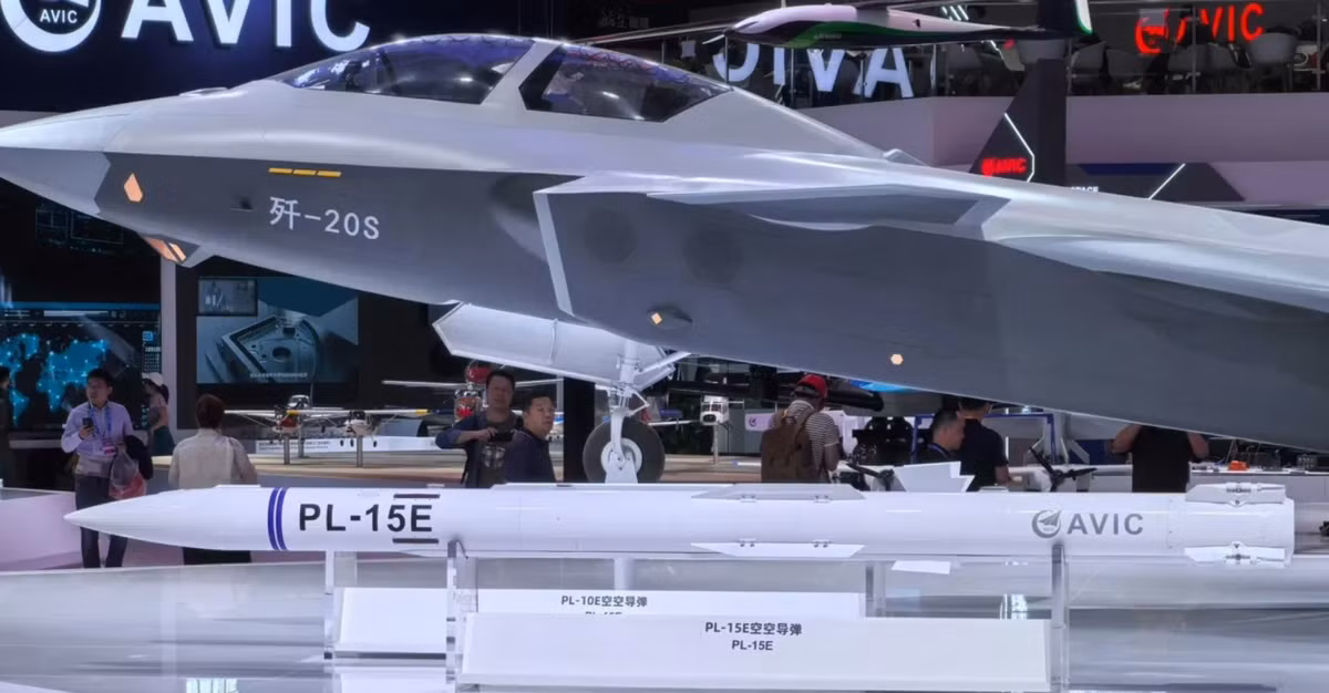 Các cánh cắt ngắn của tên lửa PL-15 cho phép nó vừa với khoang vũ khí bên trong của các máy bay chiến đấu tàng hình như J-20 của Trung Quốc, và việc tích hợp nó với máy bay JF-17 Block III, được trang bị radar AESA KLJ-7A tiên tiến, giúp tăng cường khả năng tiến hành các cuộc giao tranh tầm xa của Pakistan. Ảnh: @EurAsian Times. 