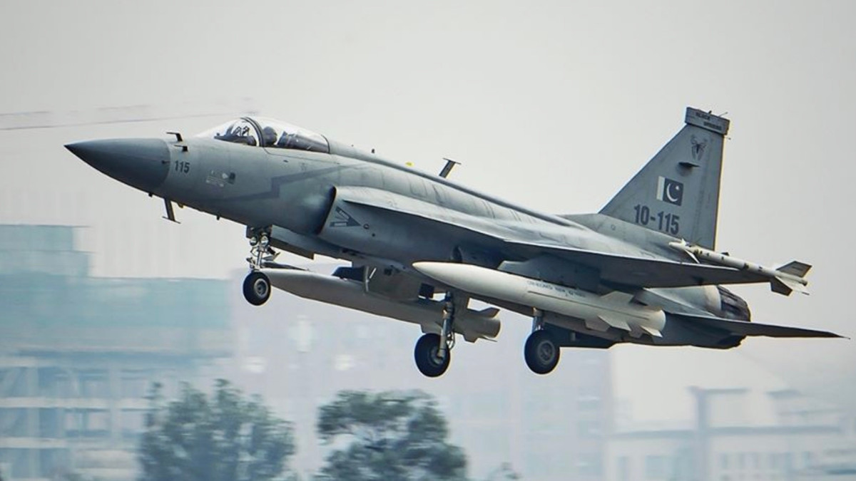 Đối với Pakistan, việc tích hợp PL-15 vào phi đội JF-17 của họ là một bước tiến đáng kể về khả năng không chiến. Ảnh: @Military Watch Magazine.