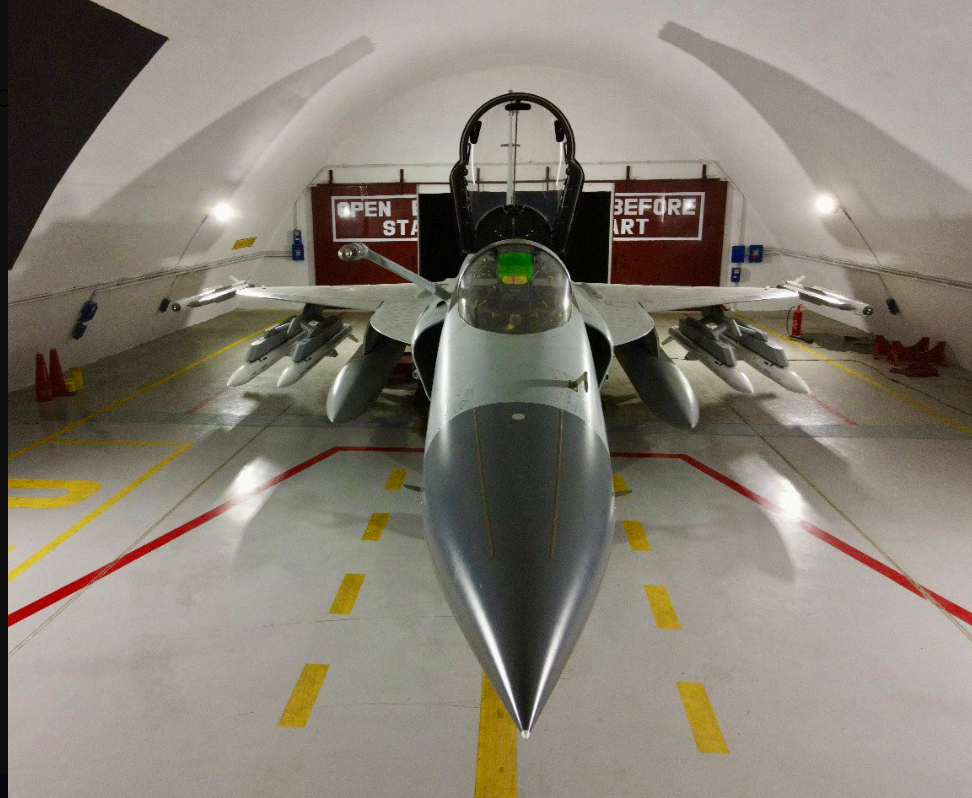 Bài đăng của The STRATCOM Bureau trên mạng xã hội X đi kèm một bức ảnh được cho là của một chiếc JF-17 của Pakistan được trang bị tên lửa PL-15. Ảnh: @The STRATCOM Bureau/X.