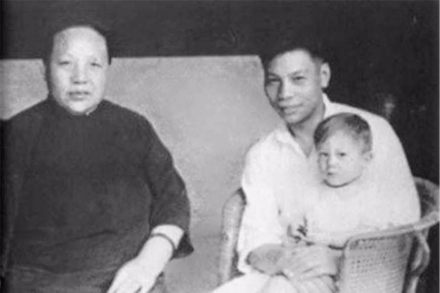 Tại đó, ông ta đã gặp được đảng cách mạng, cuối năm Tưởng Giới Thạch về nước. Năm 1907, Tưởng Giởi Thạch thi vào Bảo Định toàn quốc lục quân tố thành học đường, học về pháo binh. Mùa xuân năm 1908, ông ta lại đến Nhật Bản một lần nữa, nhập học tại trường Đông Kinh Chấn Võ. Liên tiếp vài năm, Tưởng Giới Thạch chỉ ở lại nhà có vài ngày. Trong mắt ông ta dường như không có người vợ tên là Mao Phúc Mai. Nếu như không phải Mao Phúc Mai lộ diện, thì e rằng cho đến lúc Tưởng Giới Thạch từ Nhật Bản trở về Nhật Bản, ông ta cũng không chủ động về quê thăm “người chị” Mao Phúc Mai. Ảnh Mao Phúc Mai cùng con trai và cháu nội, nguồn: baidu.com.