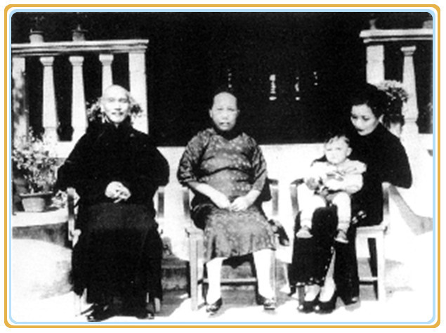 Không lâu sau đó, Mao Phúc Mai bị quân Nhật giết chết. Không có một đám tang hoành tráng, điều này là vì thể diện của Tưởng Giới Thạch. Mao Phúc Mai một phụ nữ thôn quê đáng thương cả đời hi sinh vì Tưởng Giới Thạch, ngay đến đám tang khi chết cũng phải giữ gìn thể diện cho chồng. Ảnh Mao Phúc Mai, Tưởng Giới Thạch và Tống Mỹ Linh, nguồn: image.baidu.com. 