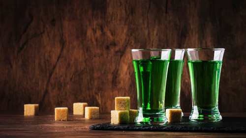 Mặc dù không gây ảo giác nhưng chất thujone có trong ngải cứu có thể gây co giật, suy thận, suy nhược cơ, run, chóng mặt, ác mộng và một số tình trạng khác. Rượu ngải cứu được chưng cất đảm bảo không chứa thujone. Tuy nhiên, không ít sản phẩm kém chất lượng vẫn có mặt trên thị trường.