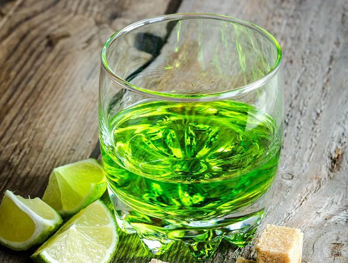 Rượu ngải cứu kém chất lượng. Rượu ngải cứu được làm từ nguyên liệu chính là lá ngải cứu trộn với hồi xanh, do người Thụy Sĩ phát minh vào thế kỉ 18. Từng có thời gian, rượu ngải cứu bị cấm vì tin đồn rượu gây ảo giác. Năm 2007, Mỹ dỡ bỏ lệnh cấm đối với loại rượu mạnh này.