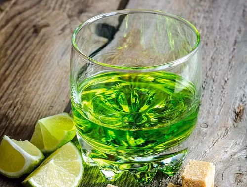 Rượu ngải cứu kém chất lượng. Rượu ngải cứu được làm từ nguyên liệu chính là lá ngải cứu trộn với hồi xanh, do người Thụy Sĩ phát minh vào thế kỉ 18. Từng có thời gian, rượu ngải cứu bị cấm vì tin đồn rượu gây ảo giác. Năm 2007, Mỹ dỡ bỏ lệnh cấm đối với loại rượu mạnh này.