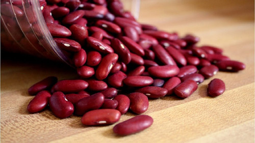 Để an toàn, bạn nên ngâm đậu trong vài giờ và đun sôi tối thiểu 10 phút. Theo Cơ quan Quản lý Thực phẩm và Dược phẩm Mỹ (FDA), nấu đậu đỏ khô dưới 10 phút ở bất kỳ nhiệt độ nào thấp hơn nhiệt độ sôi thực sự có thể làm tăng độc tính gấp 5 lần. Đậu sẽ rất độc nếu chúng được ăn sống.