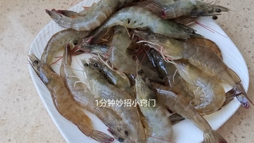 Ngược lại, nếu tôm đã chết, cơ thịt tương đối lỏng lẻo. Dù có vặn thế nào thì chúng vẫn duỗi thẳng. Mua nhầm, thịt tôm không chỉ hao hụt dinh dưỡng mà còn có mùi tanh nồng, thịt bở, chế biến cách nào cũng không ngon. Ngoài việc chú ý đến độ cong thân tôm, để chọn tôm tươi ngon, bạn nên chú ý những điểm sau.