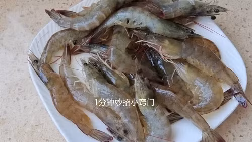 Ngược lại, nếu tôm đã chết, cơ thịt tương đối lỏng lẻo. Dù có vặn thế nào thì chúng vẫn duỗi thẳng. Mua nhầm, thịt tôm không chỉ hao hụt dinh dưỡng mà còn có mùi tanh nồng, thịt bở, chế biến cách nào cũng không ngon. Ngoài việc chú ý đến độ cong thân tôm, để chọn tôm tươi ngon, bạn nên chú ý những điểm sau.