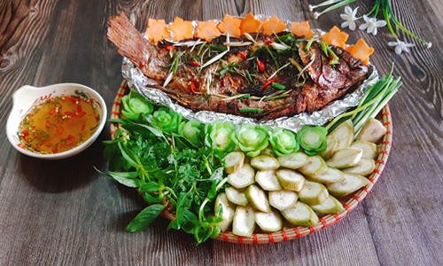 3. Cá nướng. Nướng là cách chế biến được nhiều người ưa thích. Điều đáng bàn, nướng thịt hoặc cá trên than ở nhiệt độ 500-600 độ C, mỡ giọt xuống than hồng sẽ hình thành các phân tử hydrocarbon thơm đa vòng PAH - đây là những chất gây ung thư.