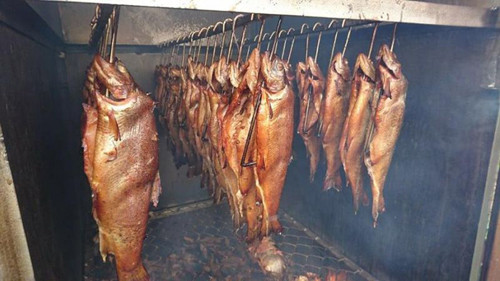 2. Cá hun khói. Hun khói là cách bảo quản thực phẩm có từ lâu đời. Cá sau khi bỏ nội tạng sẽ được hun khói. Mặc dù giúp kéo dài thời gian sử dụng song hun khói khiến thịt cá sản sinh nhiều benzopyrene. Chất này được công nhận là chất gây ung thư.