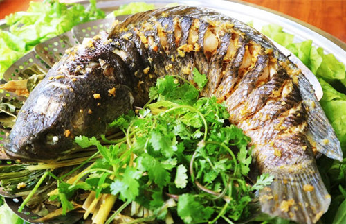 Có thể nói, cá rất tốt cho sức khỏe song cách chế biến vô tình khiến chúng trở thành mối nguy ung thư. Thực tế, thịt cá thơm ngon, không cần chế biến phức tạp, chỉ cần hấp với các loại gia vị là đã có món hấp dẫn. Ưu điểm nổi bật của hấp là cách này không chỉ đảm bảo độ ngon của thực phẩm mà còn tránh được tình trạng thất thoát dinh dưỡng.
