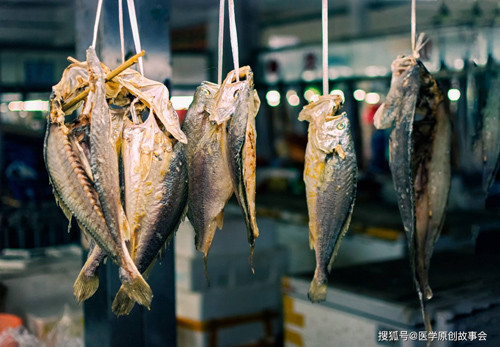 Cá muối kiểu Trung Quốc thực chất là sản phẩm muối chua. Quá trình sản xuất, muối và đạm kết hợp với nhau tạo ra nitrit. Nitrit đi vào dạ dày, dưới tác dụng của axit dạ dày sẽ chuyển hóa thành nitrosamine. Đây là chất gây ung thư mạnh, nguyên nhân gây ung thư dạ dày.