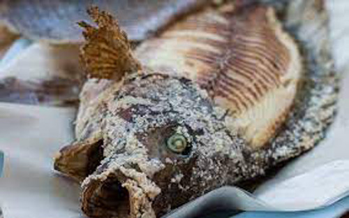 Ngoài mối nguy ung thư từ nitrosamine, ăn loại cá này còn khiến người dùng nạp lượng muối khổng lồ, gây tăng huyết áp, tổn thương dạ dày. Cụ thể, lượng muối cao có thể phá hủy hàng rào bảo vệ niêm mạc dạ dày, tăng nguy cơ ung thư dạ dày.