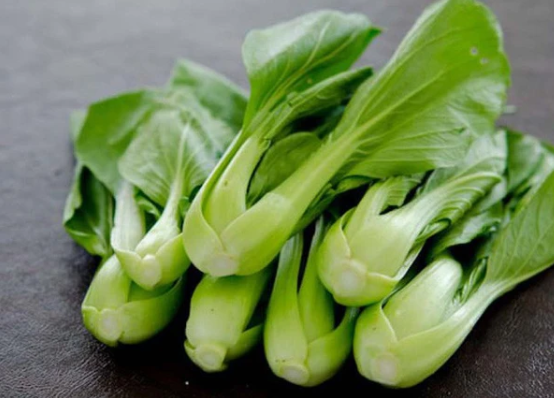 Trong số đó, người ta có thể tận dụng nhiều loại hóa chất. Bên cạnh những cơ sở sản xuất thực phẩm an toàn, không ít nơi lạm dụng khiến rau tồn dư hóa chất, ảnh hưởng đến sức khỏe người dùng. Vì lý do trên, có 4 loại rau không nên ăn mùa hè sau đây.