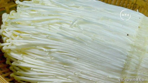 2. Nấm kim châm. Nấm là thực phẩm được đánh giá cao nhờ chứa nhiều vitamin B bao gồm acid pantothenic (B5), niacin (B3) và riboflavin (B2). Đây cũng là nguồn cung cấp protein, chất xơ, kali, vitamin D, canxi,... cho cơ thể.