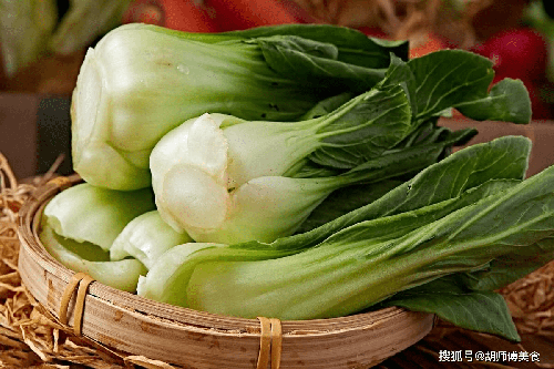 1. Cải chíp. Cải chíp giòn ngọt, chứa nhiều vitamin và khoáng chất như phốt pho, kẽm, natri, đồng, mangan, selen, niacin, folate, choline, beta-carotene và vitamin K. Ngoài cung cấp dưỡng chất phong phú, cải chíp còn chứa nhiều chất xơ rất có lợi cho hệ tiêu hóa. Tuy vậy, bạn nên ăn cải chíp mùa đông.