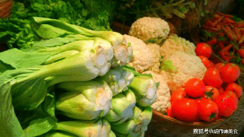 Trình độ canh tác ngày càng phát triển, người trồng có thể sản xuất các loại rau trái mùa, đảm bảo nguồn cung quanh năm. Để cây phát triển tốt trong điều kiện không thuận lợi, người trồng phải dùng nhiều phương pháp. (Ảnh: Sohu, minh họa)