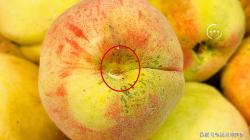 Quan sát cuống đào. Để đánh giá trái đào chín, chúng ta chỉ cần nhìn vào phần cuống. Nếu cuống có màu hơi đỏ thì chứng tỏ đào trưởng thành, chín tự nhiên. Ngược lại, phần cuống có màu xanh chứng tỏ đào còn xanh, chưa ngon ngọt tối đa.