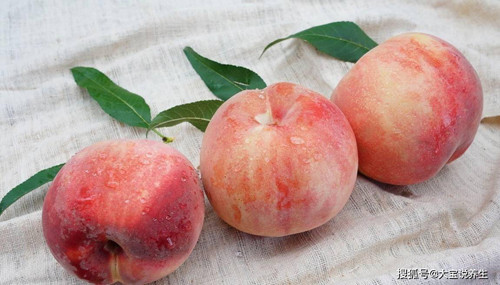 Kiểm tra mùi thơm. Đào chín tới sẽ có mùi thơm nhẹ đặc trưng, càng chín mùi càng đậm. Những quả đào có mùi nồng hoặc nhìn đã chín nhưng lại không có mùi thơm, những quả có mùi ẩm mốc hay bất cứ mùi lạ gì cũng nên thận trọng.