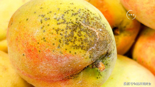 Quan sát vỏ đào. Đào ngon có vỏ căng dày, xuất hiện những đốm đen trên vỏ, đôi khi sẽ có chút nứt nẻ. Dấu hiệu này cho thấy đào ít bị xử lý bằng thuốc trừ sâu, đào chín tự nhiên nên đến một mức độ nhất định, vỏ quả sẽ nứt ra.