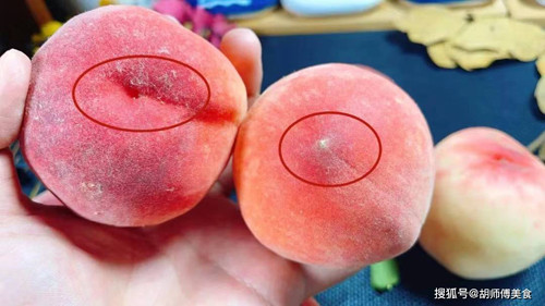 Quan sát rốn đào. Bạn không nên chú trọng tìm quả to, nên ưu tiên chọn những quả đào có kích thước vừa phải, nhiều lông, cầm nặng tay. Chú ý quan sát, đào thường có hai kiểu chính là phần đáy rốn lồi ra hoặc lõm vào. Theo người trồng đào có kinh nghiệm, những quả có phần rốn lõm vào thường thơm và ngọt hơn.