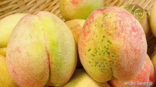 Quan sát rãnh trên quả đào. Đào khi được thụ phấn sẽ xuất hiện đường rãnh. Khi đào to dần, đường rãnh này ngày càng mờ. Vì vậy, mua đào nên chọn những quả có đường rãnh mờ. Những quả chưa đạt độ trưởng thành sẽ nhìn thấy đường rãnh này rõ rệt, khó có vị giòn ngọt đặc trưng.