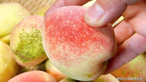 Kiểm tra độ giòn. Đào chín có phần vỏ căng dày, ấn mềm nhưng không nhũn. Dùng tay ấn nhẹ, nếu đào cứng chứng tỏ quả chưa đủ chín. Trong khi đó, nếu đào quá mềm cũng không nên mua bởi chúng quá chín, ăn không ngon và dễ bị dập nát.