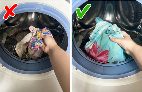 Nếu không sẵn túi giặt đựng đồ lót, bạn có thể sử dụng vỏ gối. Tuy nhiên, tốt nhất bạn nên giặt đồ lót bằng tay.