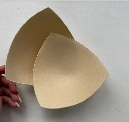 Thay vì loại bỏ miếng lót áo ngực, bạn có thể tận dụng chúng làm cọ trang điểm hoặc đệm trong chiếc áo ngực khác, giúp ngực trông nở nang hơn. Một số người còn dùng chúng để lau đồ, đặc biệt những bề mặt đòi hỏi nhẹ nhàng và mềm mại.