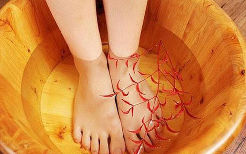 Lưu ý, không nên dùng nước nhiệt độ quá cao hoặc quá thấp. Nước quá nóng dễ gây bỏng da, trong khi nước quá lạnh sẽ không mang lại hiệu quả sức khỏe như mong đợi.