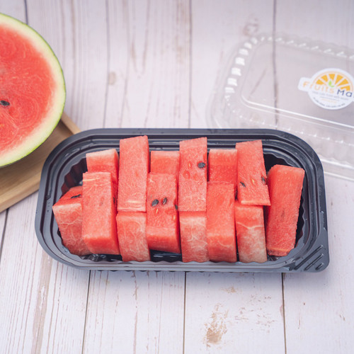 Bạn nên mua dưa hấu nguyên quả thay vì bổ sẵn. Sau khi bổ, vi khuẩn từ lưỡi dao và không khí sẽ có cơ hội phát triển nhanh chóng trên bề mặt dưa. Nhiều trường hợp, ăn dưa hấu nhiễm khuẩn đối diện các bệnh về đường ruột.