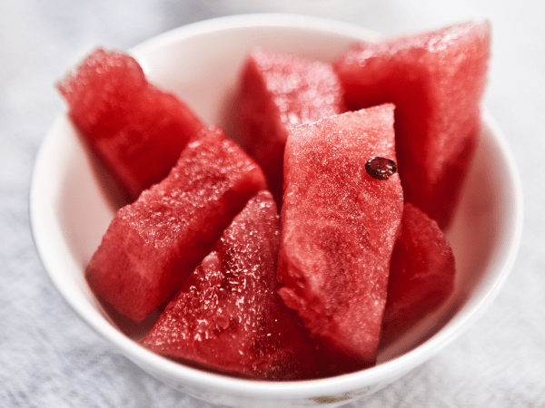 Giá trị dinh dưỡng của dưa hấu không thể phủ nhận. Vậy nhưng, nhiều người trồng sử dụng thuốc có nồng độ nitrat quá cao, vượt tiêu chuẩn cho phép để kích thích dưa tăng trọng lượng, thu hoạch sớm trước thời hạn 1-2 tháng.