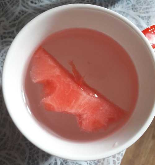 Kiểm tra bằng nước. Bạn có thể kiểm tra nồng độ nitrat trong dưa hấu bằng cách cho ruột dưa vào một bát nước sạch ở nhiệt độ phòng. Đợi chừng 15 phút, nếu nước chuyển màu hồng sáng thì dưa hấu chứa lượng lớn nitrat, tốt nhất nên vứt bỏ.