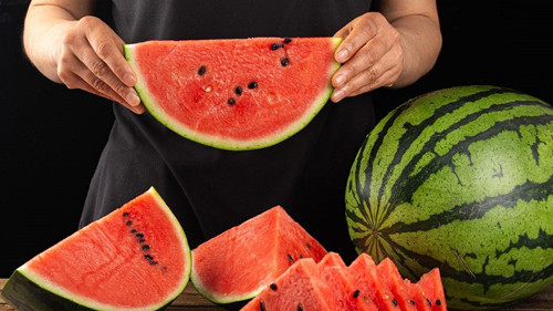 Để chọn dưa ngon, trang Brightside cũng đưa ra gợi ý quan sát hình dạng, màu sắc. Cụ thể, bạn nên chọn những quả vỏ nhẵn bóng, không có dấu hiệu dập, lõm. Những vết lõm không chỉ ảnh hưởng hương vị quả mà còn khiến dễ bị hỏng, tạo điều kiện vi khuẩn phát triển.