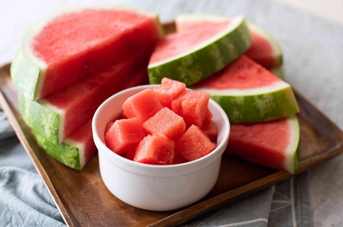 Chú ý cân nặng. Dưa hấu đủ tuổi trưởng thành sẽ có phần vỏ mịn đẹp, đuôi khô, ruột đặc, cầm nặng tay. Để chọn dưa hấu ngon và an toàn, bạn nên tránh những quả dưa quá nhẹ.