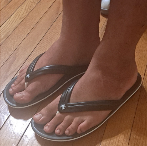 Đi dép xỏ ngón. Dép xỏ ngón không thích hợp để di chuyển hàng ngày. Khi dùng dép xỏ ngón, các ngón chân phải uốn cong quá mức, nẹp ống chân, đau cơ và dễ nhiễm nấm hơn. Thực tế, những người ưa dùng dép xỏ ngón thường có các vấn đề như đau gót chân, lưng và đầu gối.