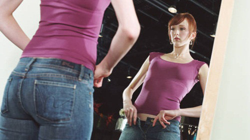 Mặc jeans bó sát. Jeans bó sát giúp người mặc tôn dáng song có thể làm giảm lưu lượng máu, thắt chặt cơ bắp khiến bạn phải cố thở để lấy thêm oxy. Jeans bó cũng khiến người mặc dễ đối diện vấn đề nấm vùng kín, tiểu nhiều, yếu bàng quang.