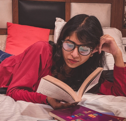 Nằm trên giường đọc sách. Đọc sách trước khi ngủ có vẻ giúp bạn thư giãn song thực tế nó là thói quen có hại. Tập trung đọc sách khiến mắt trở nên căng thẳng. Tư thế nằm trên giường cũng không thích hợp cho việc đọc.