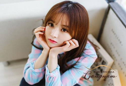 Dùng tay chống cằm. Có hai lý do không nên dùng tay chống cằm. Thứ nhất, bàn tay không sạch sẽ có thể lây lan vi khuẩn lên mặt, khiến da dễ bị viêm nhiễm gây mụn. Thứ hai, tư thế ngồi này không tốt, khiến cột sống giữ ở vị trí bất lợi thời gian dài. Hậu quả là bạn dễ đau cột sống, tư thế cũng trở nên tồi tệ hơn.