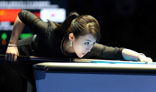 Thông thường, nam giới sẽ mặc áo sơ mi có cổ, áo polo sơ vin với quần dài (trừ quần jean denim và xanh lam). Phụ nữ có thể mặc áo sơ mi, váy, áo cánh, áo polo kết hợp quần dài; giày trang nhã phù hợp với trang phục.