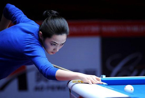 Bida là môn thể thao thi đấu có tính giải trí cao, ngày càng trở nên phổ biến. Khi chơi, người chơi sẽ dùng gậy dài để đưa bi vào túi lưới hoặc thực hiện các cú chạm trên một mặt phẳng riêng biệt hình chữ nhật. So với các môn thể thao khác, chơi bida cần sự khéo léo, kỹ năng điều khiển bóng, không đòi hỏi quá nhiều sức lực. (Ảnh minh họa)