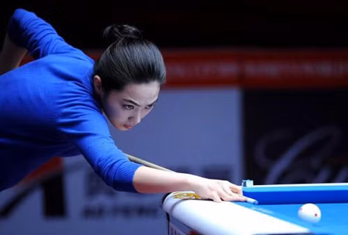 Bida là môn thể thao thi đấu có tính giải trí cao, ngày càng trở nên phổ biến. Khi chơi, người chơi sẽ dùng gậy dài để đưa bi vào túi lưới hoặc thực hiện các cú chạm trên một mặt phẳng riêng biệt hình chữ nhật. So với các môn thể thao khác, chơi bida cần sự khéo léo, kỹ năng điều khiển bóng, không đòi hỏi quá nhiều sức lực. (Ảnh minh họa)