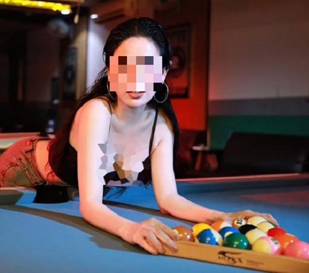Dạo quanh các trang mạng xã hội, hình ảnh mỹ nhân trong trang phục gợi cảm chơi bida không khó bắt gặp.