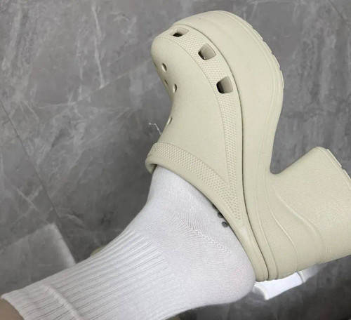 Kiểu dáng của dép đế dày cũng có nhiều thay đổi. Nếu như những đôi Crocs trước đây được đánh giá lòe loẹt thì dép đế dày đa dạng hơn. Người dùng có nhiều sự lựa chọn về mẫu mã, màu sắc.