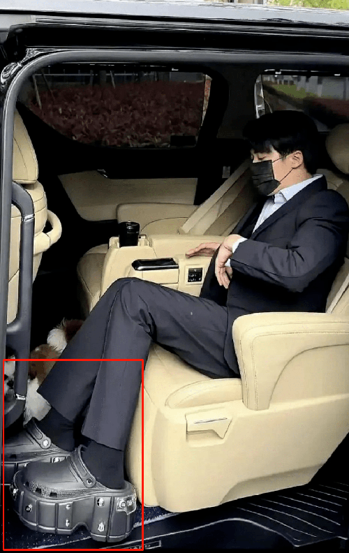 So sánh với dép cao gót thông thường, dép đế dày có vẻ ngoài thô hơn song nếu biết cách phối đồ thì vẻ ngoài vẫn vô cùng phong cách. Ngoài thoải mái và phong cách, dép đế dày còn có ưu điểm vượt trội là phù hợp với nhiều người, cả nam và nữ đều có thể diện đẹp. Mặc vest đi dép đế dày, người đàn ông vẫn toát lên khí chất ngời ngời.