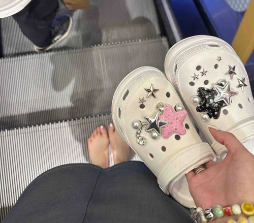 “Tiền thân” của mẫu dép đế dày này là dép Crocs được thiết kế với ý tưởng ban đầu dùng trong mùa mưa, chống thấm nước và chống trượt. Chúng được tạo ra với mục đích bền, chịu được điều kiện mưa gió khắc nghiệt.